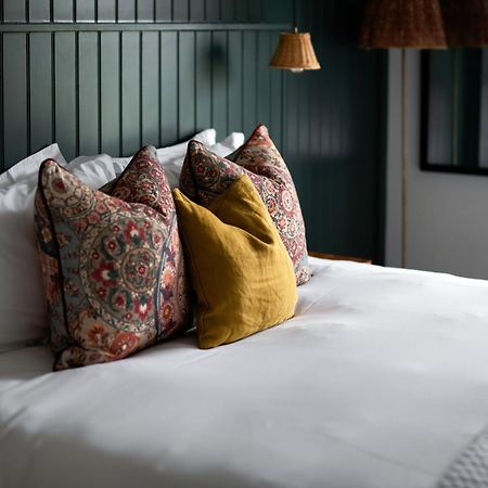 The Bridge Hotel Chertsey Eksteriør bilde