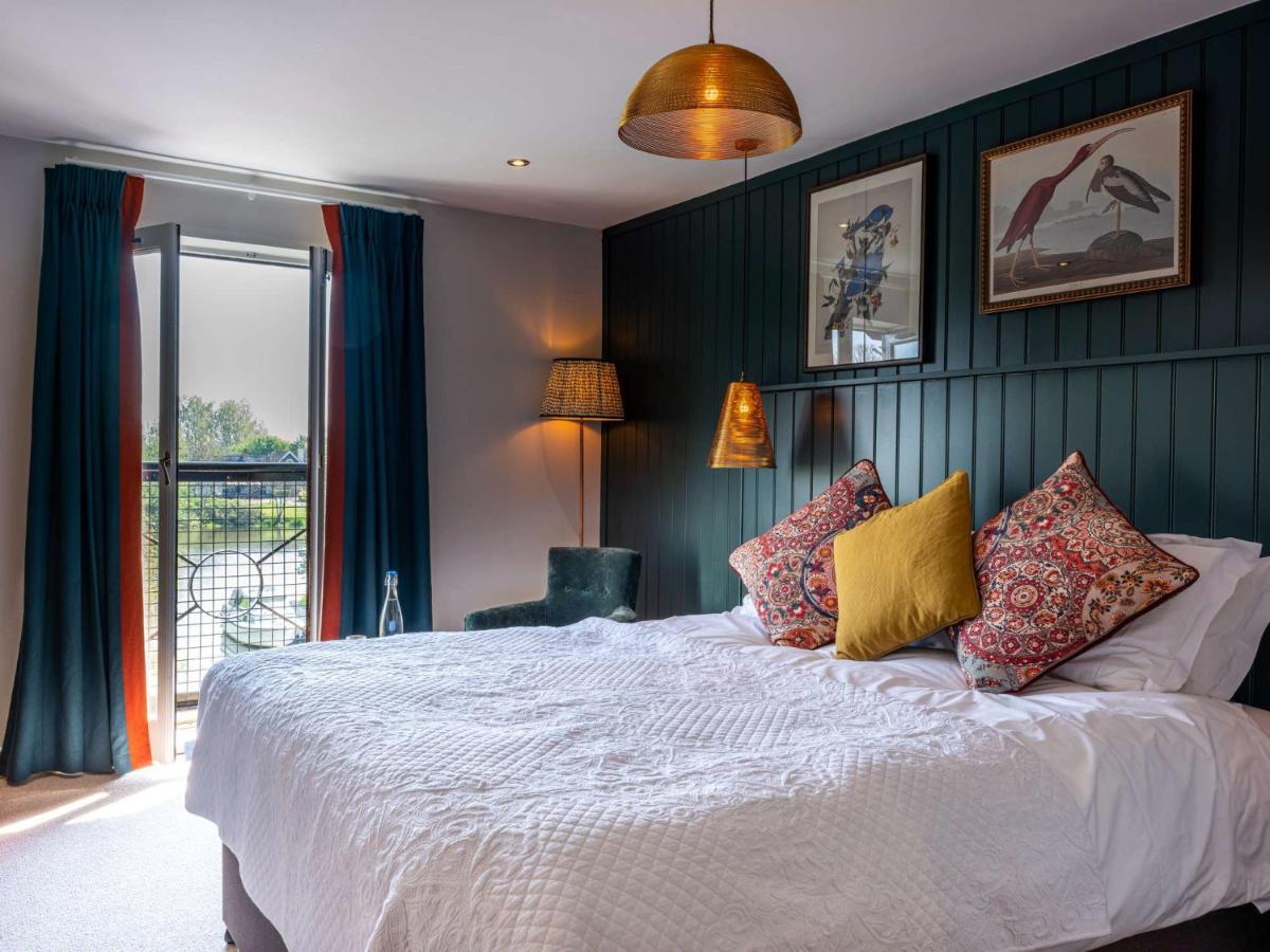 The Bridge Hotel Chertsey Eksteriør bilde
