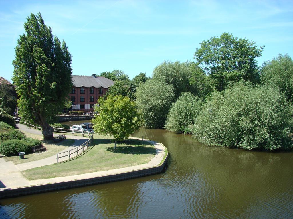 The Bridge Hotel Chertsey Eksteriør bilde