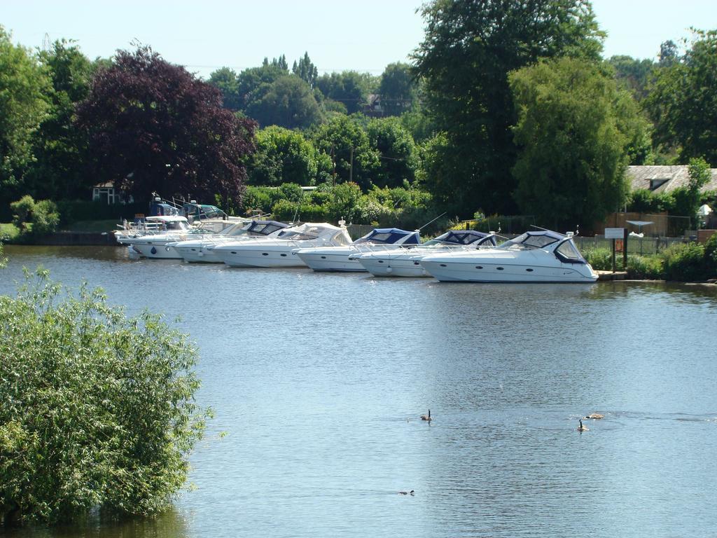 The Bridge Hotel Chertsey Eksteriør bilde