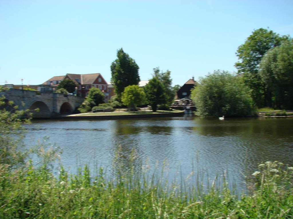 The Bridge Hotel Chertsey Eksteriør bilde