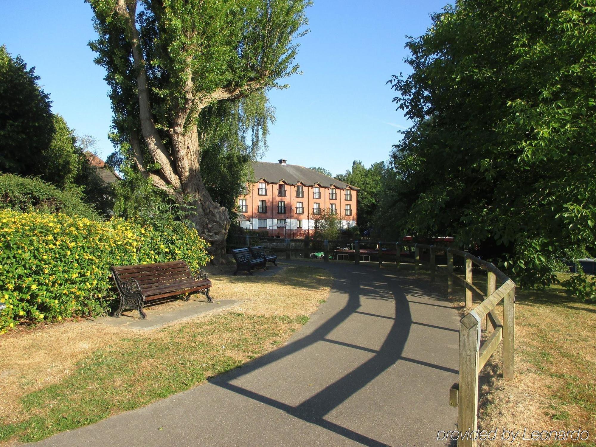 The Bridge Hotel Chertsey Eksteriør bilde