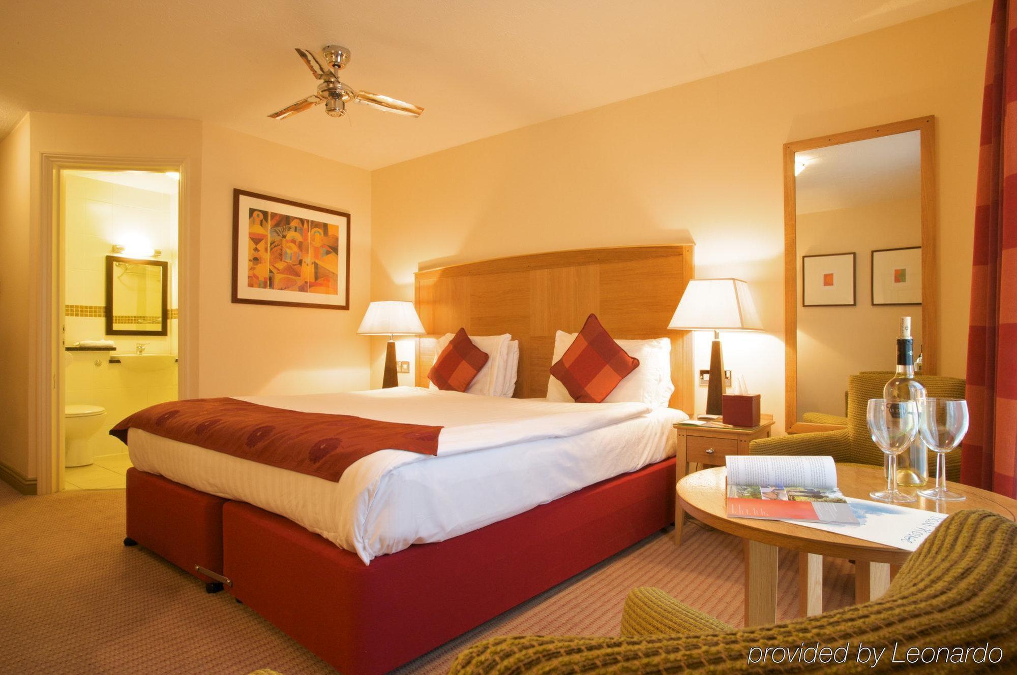 The Bridge Hotel Chertsey Eksteriør bilde