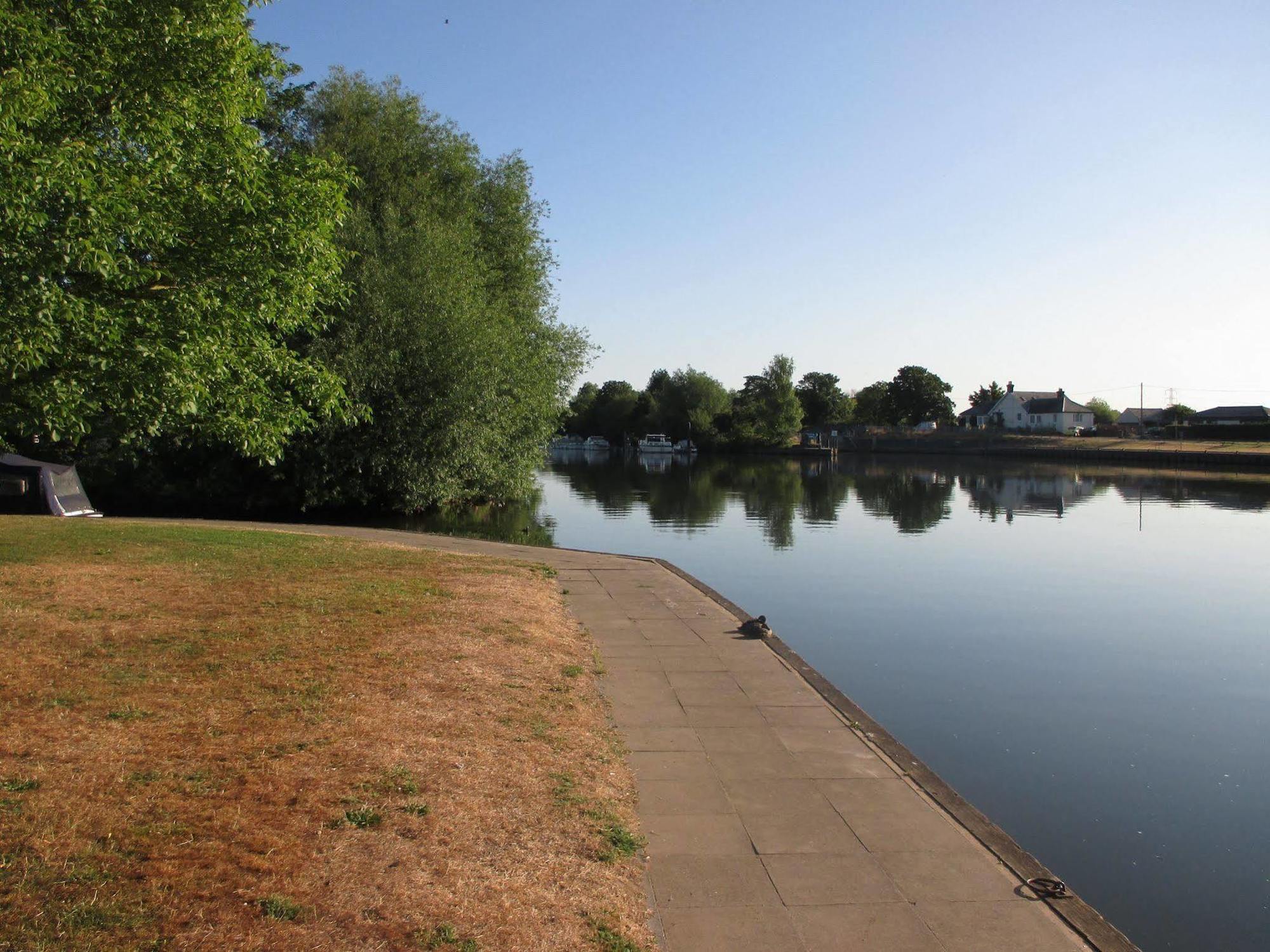The Bridge Hotel Chertsey Eksteriør bilde