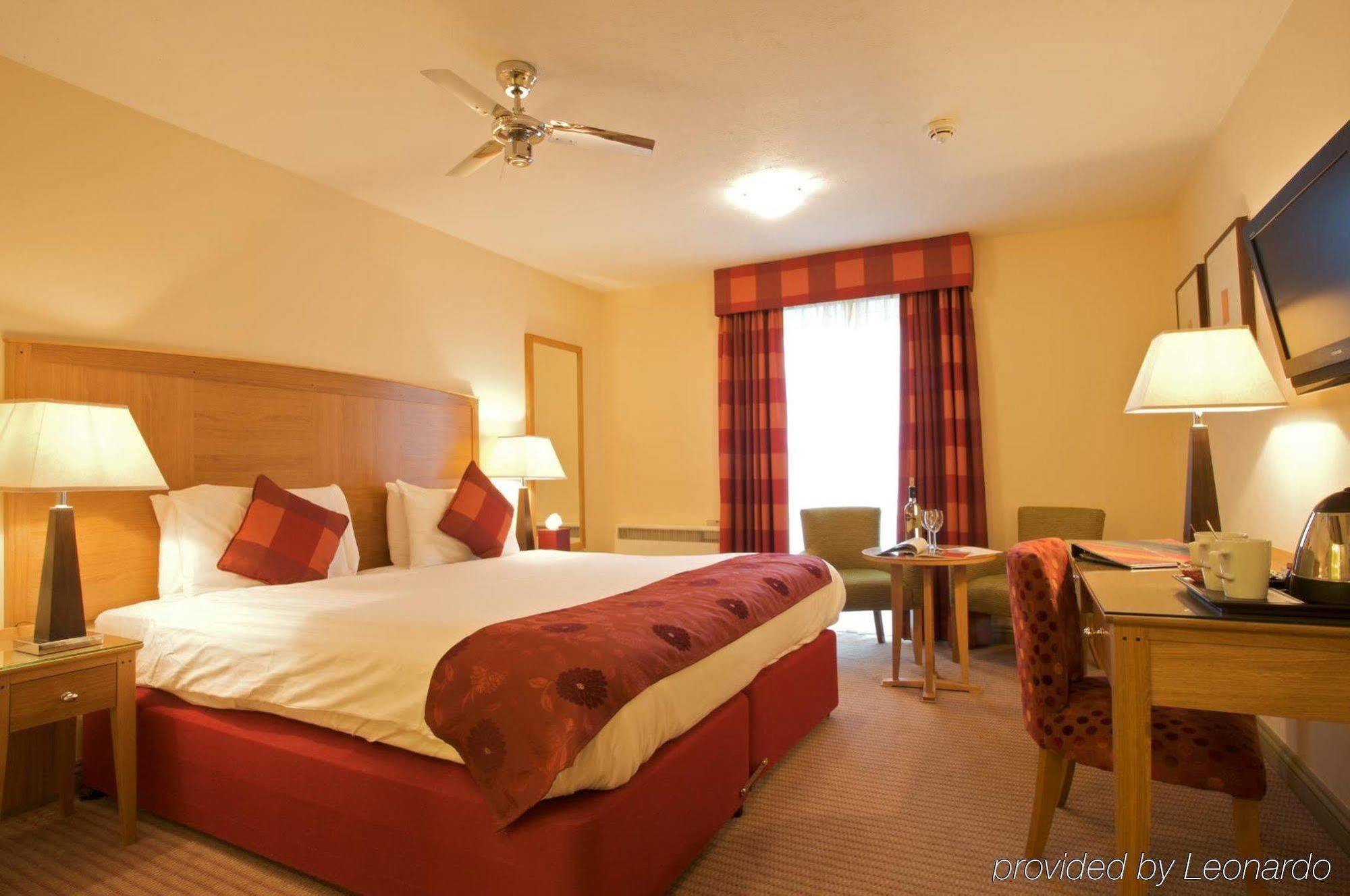 The Bridge Hotel Chertsey Eksteriør bilde