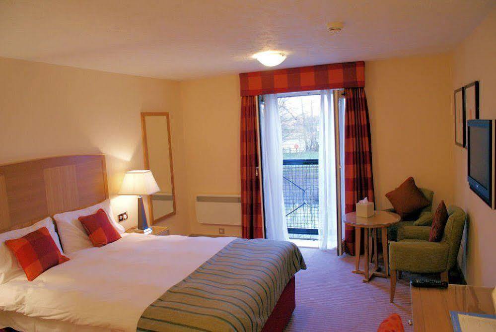 The Bridge Hotel Chertsey Eksteriør bilde