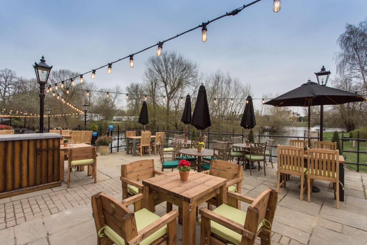 The Bridge Hotel Chertsey Eksteriør bilde